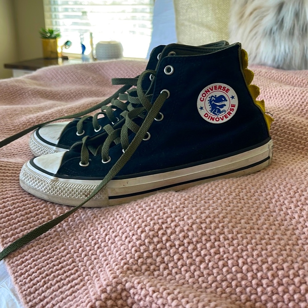 Converse dinosaur